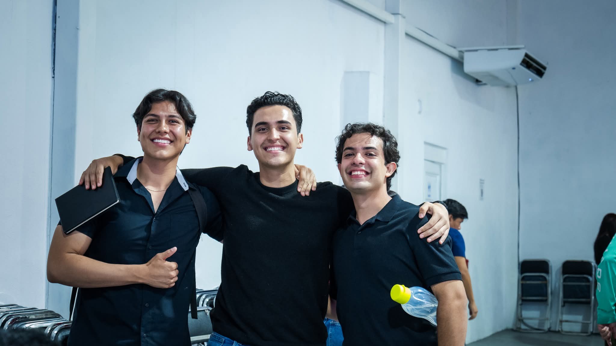 Hombre sonriendo y dando la mano